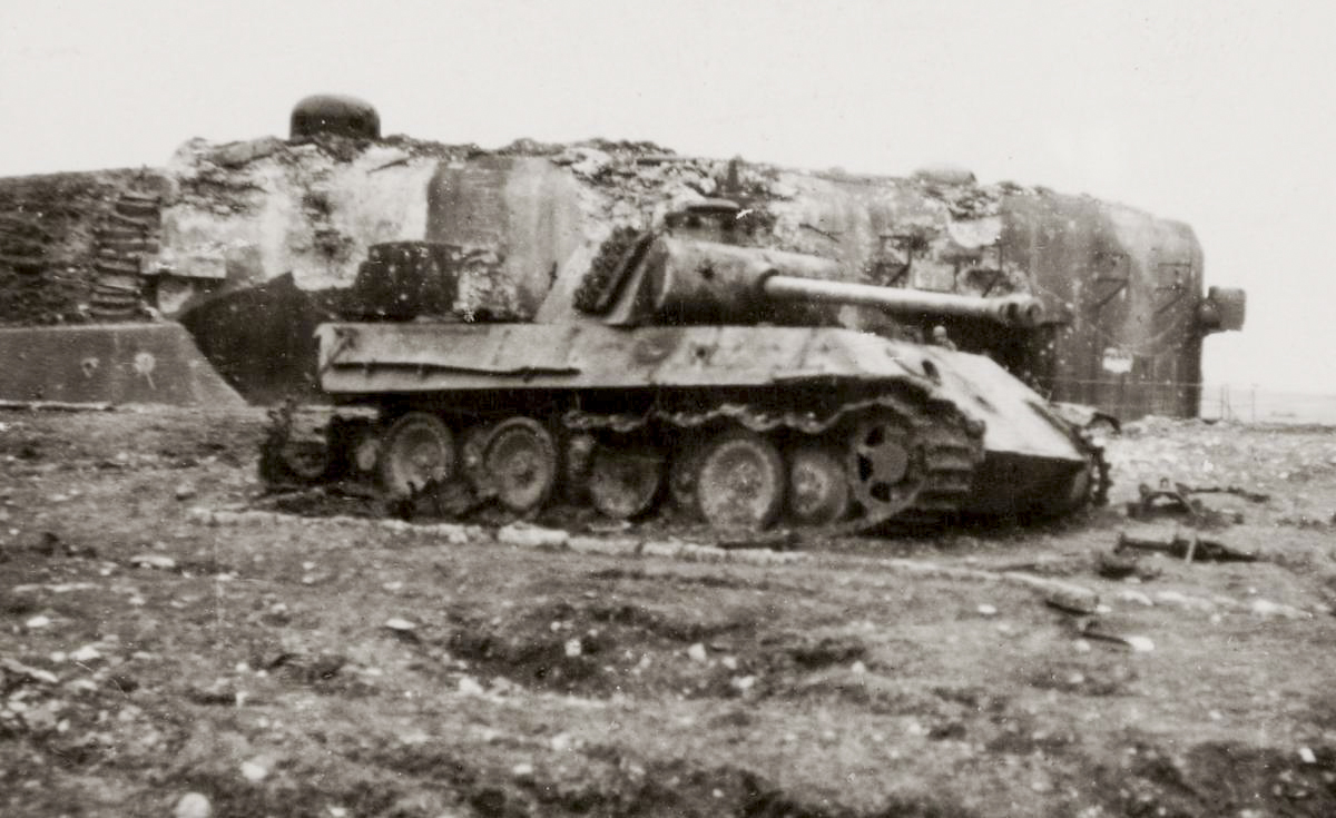 Ligne Maginot - BINING - (Casemate d'infanterie) - Photo de la casemate après-guerre. Le Panther y est resté quelque années - Inconnu