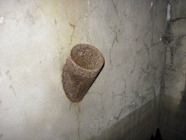 Ligne Maginot - ELSENBERG 1 - (Casemate d'infanterie) - Défense de l'entrée
Tube permettant la fixation d’une goulotte lance-grenades - Christian LENHARD