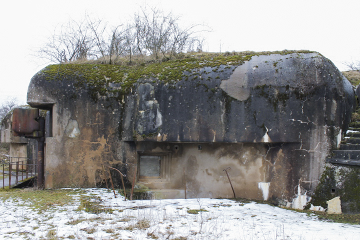 Ligne Maginot - WELSCHHOF - (Ouvrage d'infanterie) - Bloc 1
La facade Est et son créneau pour l'arme mixte - Christian LENHARD