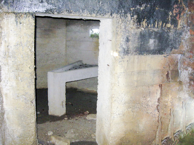Ligne Maginot - GARTEN 1 - (Blockhaus pour arme infanterie) - L'intérieur
Au fond la tablette de tir pour mitrailleuse - Christian LENHARD