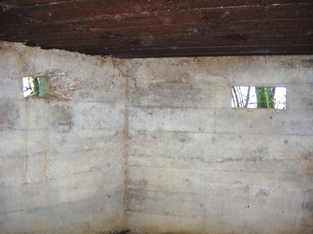 Ligne Maginot - GARTEN 2 - (Blockhaus pour arme infanterie) - L'intérieur
A gauche le créneau FM et à droite celui de la mitrailleuse - Christian LENHARD