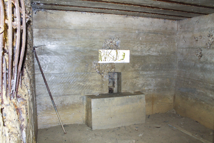 Ligne Maginot - GROSSFELD - (Blockhaus pour arme infanterie) - La chambre de tir ouest avec son créneau pour mitrailleuse - Christian LENHARD