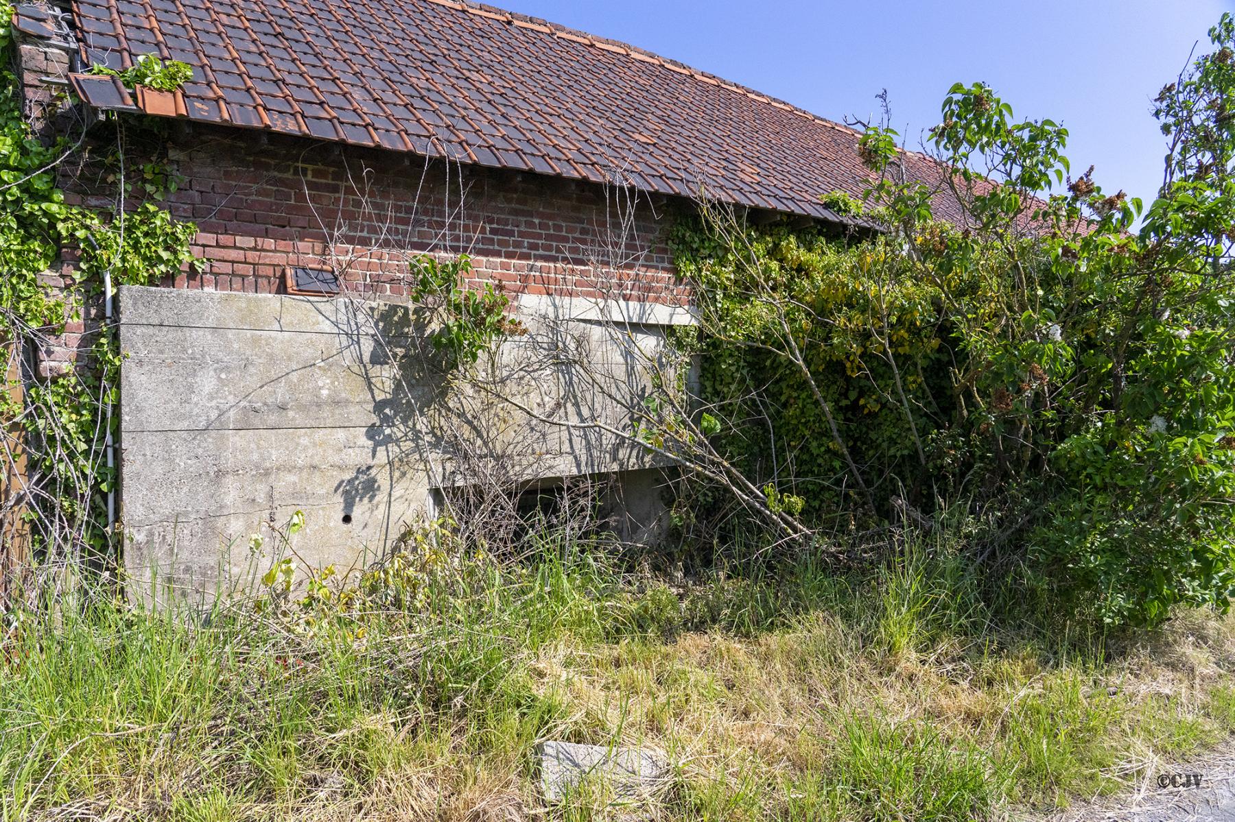 Ligne Maginot - BEF 257 - LE DURMONT SUD - (Blockhaus pour canon) - Le créneau
Le blockhaus est intégré dans la construction - Lia VERMEULEN