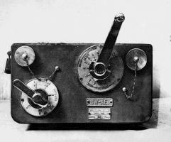 Ligne Maginot - Lovcotracteur electrique Schneider-Westinghouse (SW) - Commandes 
Photo issue de la notice constructeur du locotracteur