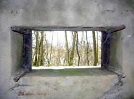 Ligne Maginot - OLFERDINGER 3 - (Blockhaus pour arme infanterie) - Gros plan sur une embrasure
Les tiges filetées servent à fixer le bouclier de protection.