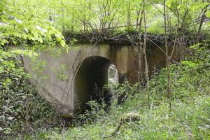 Ligne Maginot - VF60 - ANTENNE DE L'OUVRAGE DU HOCHWALD - (RESEAU - Voie 60 - Antenne ou rocade ferroviaire) - 2 - PONT SUR L'EICHELGRABEN
Le pont est toujours utilisé par le chemin ayant remplacé la V60.
Seules les rambardes ont disparu