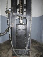 Ligne Maginot - OBERROEDERN SUD - RIEFFEL - (Casemate d'infanterie - Double) - Contrepoids du plancher mobile
levier de verrouillage/déverrouillage et chaîne de commande du plancher mobile (manoeuvre de secours)