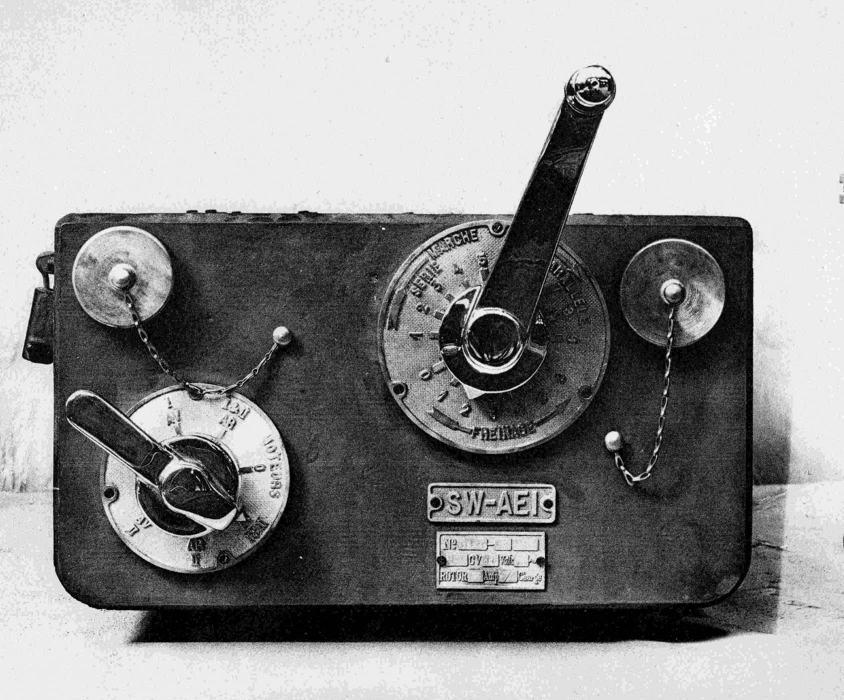 Ligne Maginot - Lovcotracteur electrique Schneider-Westinghouse (SW) - Commandes 
Photo issue de la notice constructeur du locotracteur