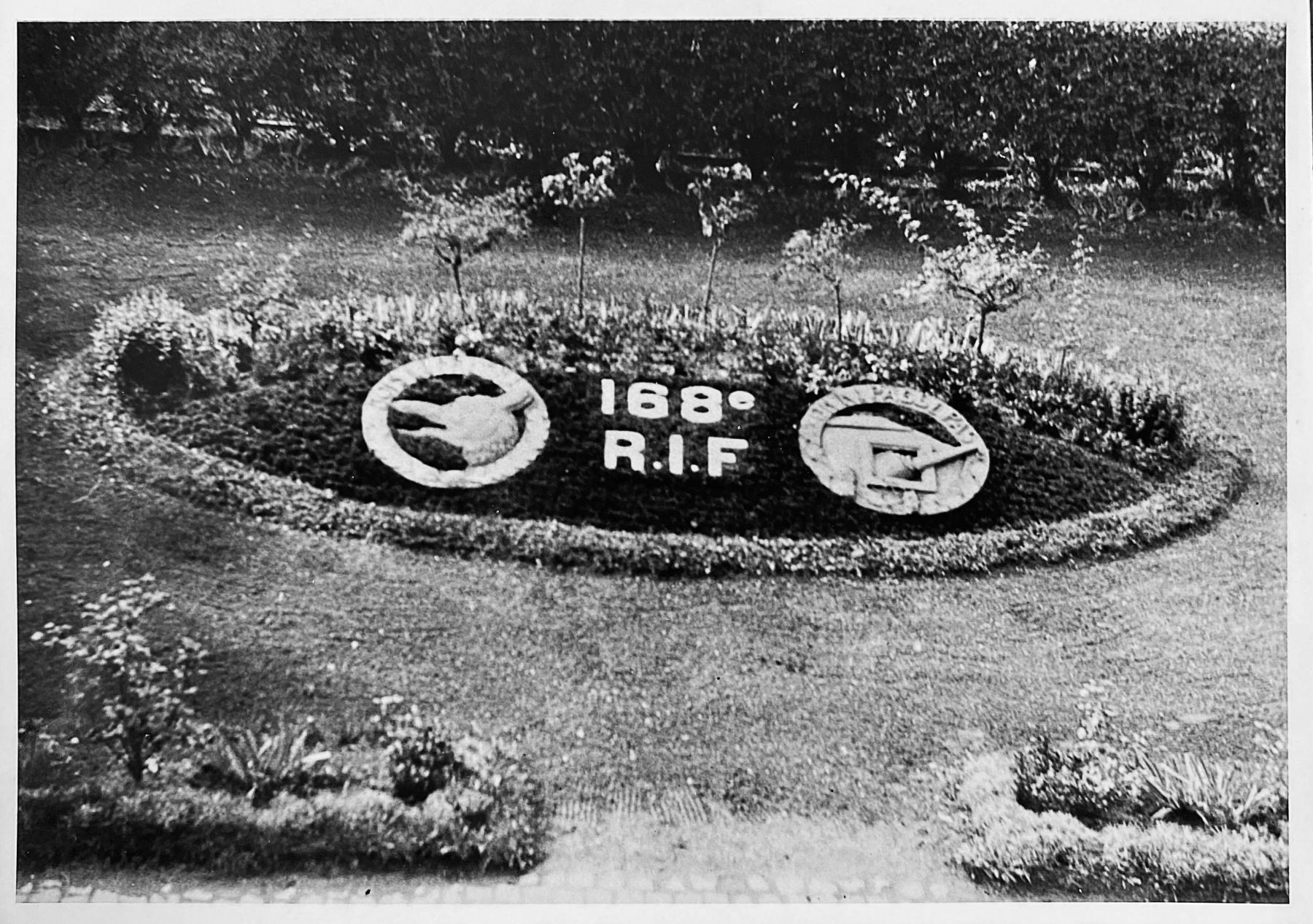 Ligne Maginot - ANGEVILLERS (CAMP) - (Camp de sureté) - Parterre avec les insignes du régiment - Tournade (Colonel)
