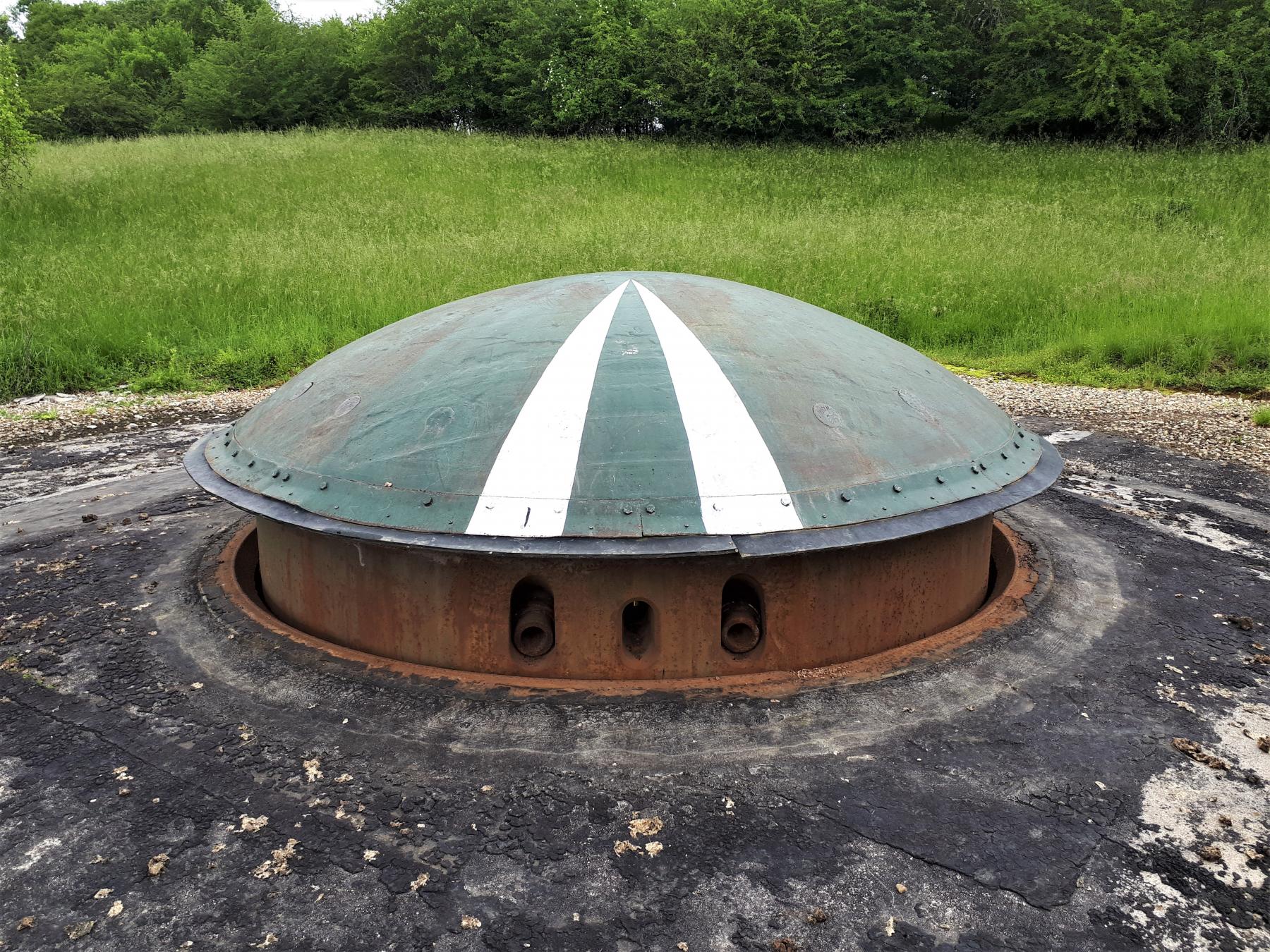 Ligne Maginot - FOUR A CHAUX - FAC - (Ouvrage d'artillerie) - Bloc 2
Tourelle de 75 en batterie
Vue sur les embrasures - Gregory Fuchs
