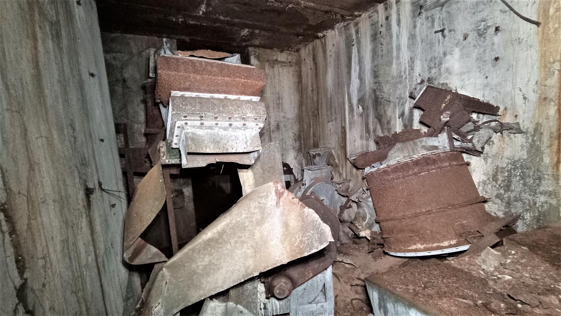 Ligne Maginot - HOCHWALD C2 - (Casemate d'infanterie) - Local des filtres et du groupe électrogène CLM 1PJ65 - Baptiste GAUDIN
