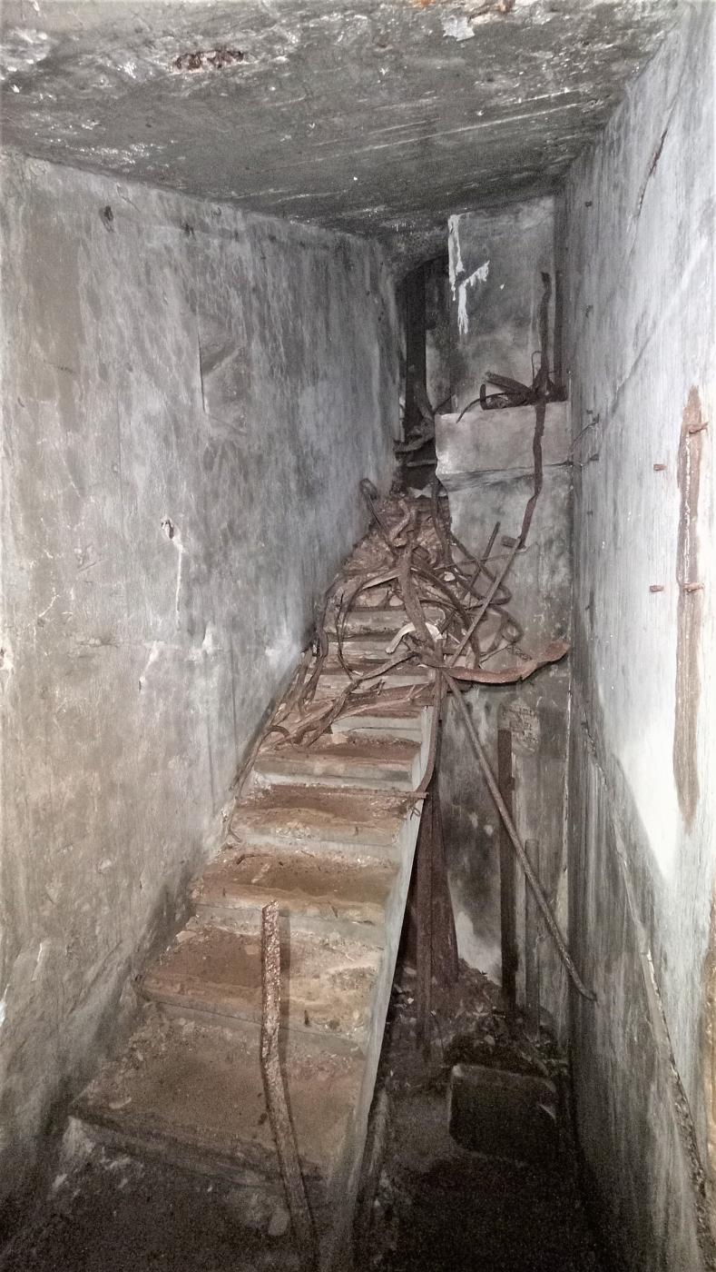 Ligne Maginot - HOCHWALD C2 - (Casemate d'infanterie) - Escaliers menant à la cloche GFM et aux latrines  - Baptiste GAUDIN