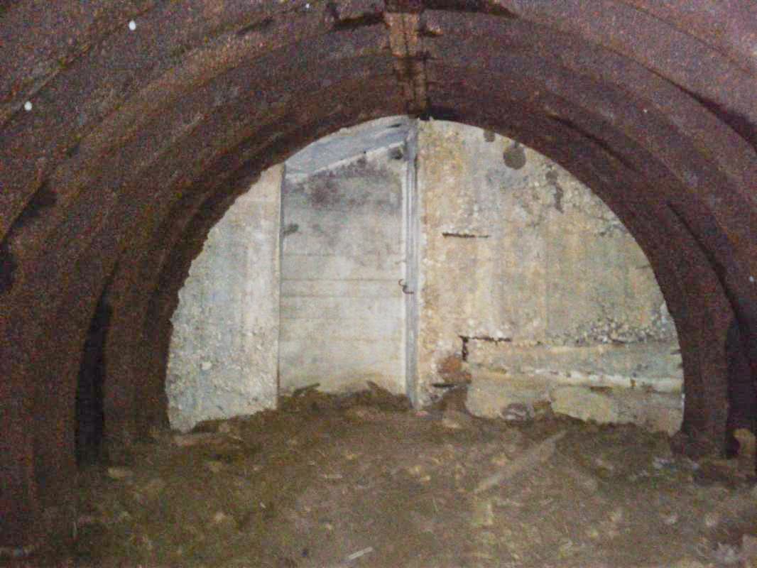 Ligne Maginot - CHAMOUILLETTE - (Central téléphonique isolé) - L'abri en 'tôle métro' traversé, la galerie bifurque à gauche. - Fabrice THOMASSIN