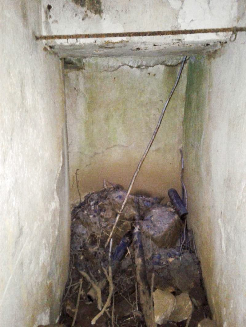 Ligne Maginot - CHAMOUILLETTE - (Central téléphonique isolé) - La galerie de liaison rejoint le puits d'accès (amas de terre) puis bifurque à gauche. - Fabrice THOMASSIN