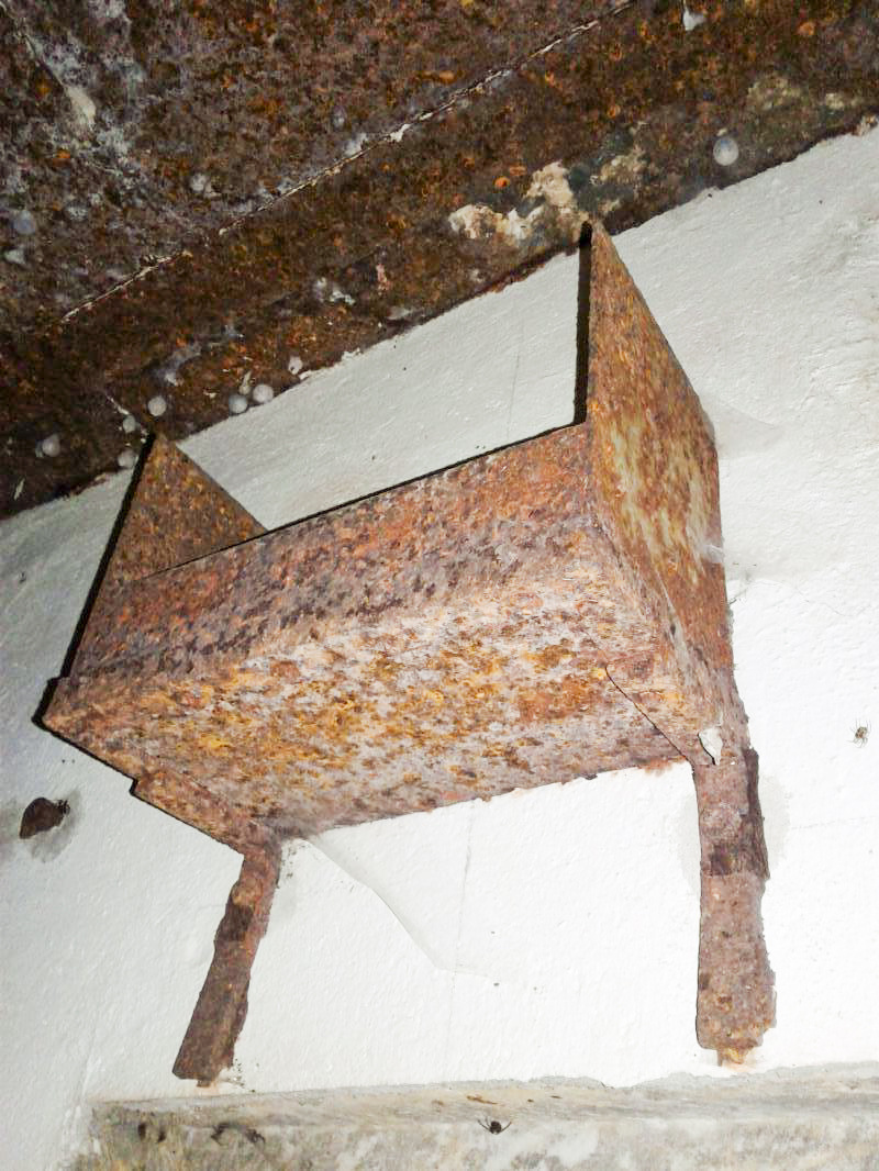 Ligne Maginot - CHAMOUILLETTE - (Central téléphonique isolé) - Intérieur central téléphonique. Étagère métallique au dessus de la porte - Fabrice THOMASSIN
