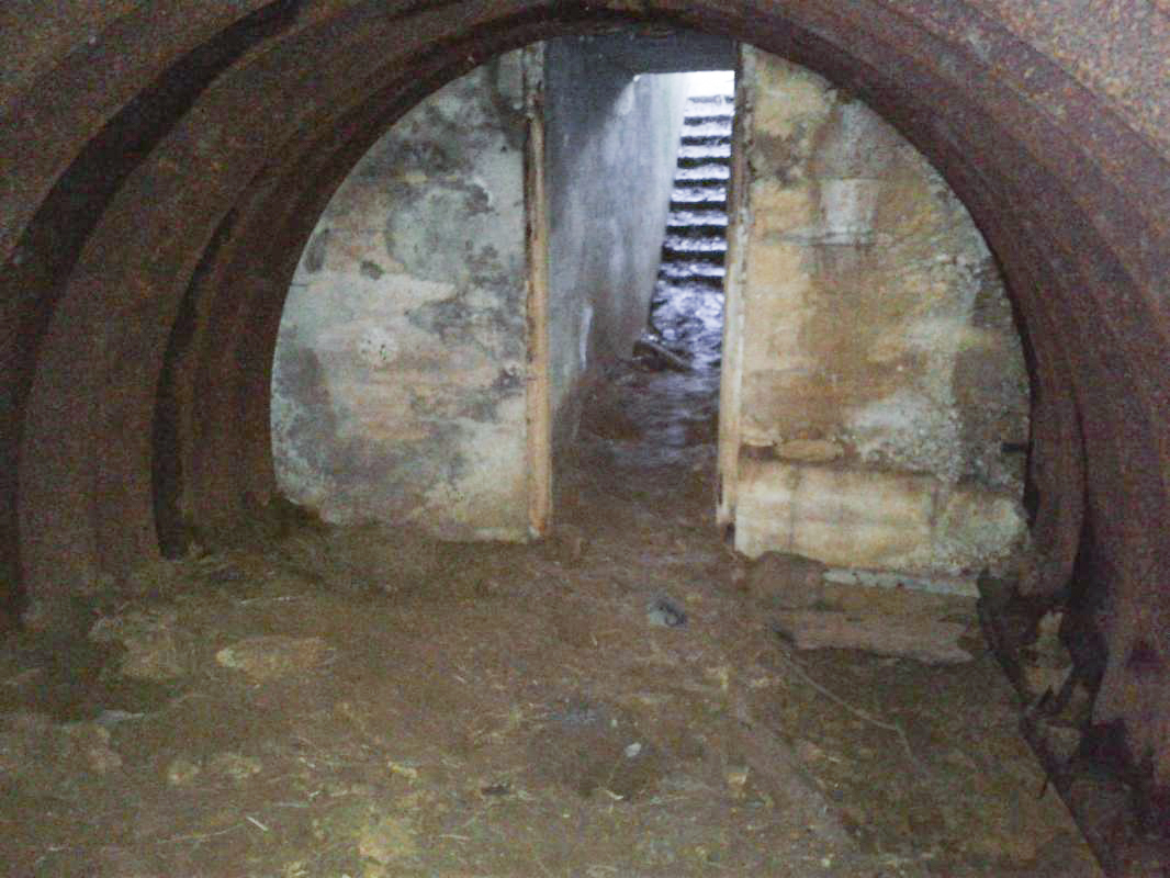 Ligne Maginot - CHAMOUILLETTE - (Central téléphonique isolé) - En retraversant l'abri en tôle 'métro', vu sur l'escalier et la galerie d'accès. - Fabrice THOMASSIN