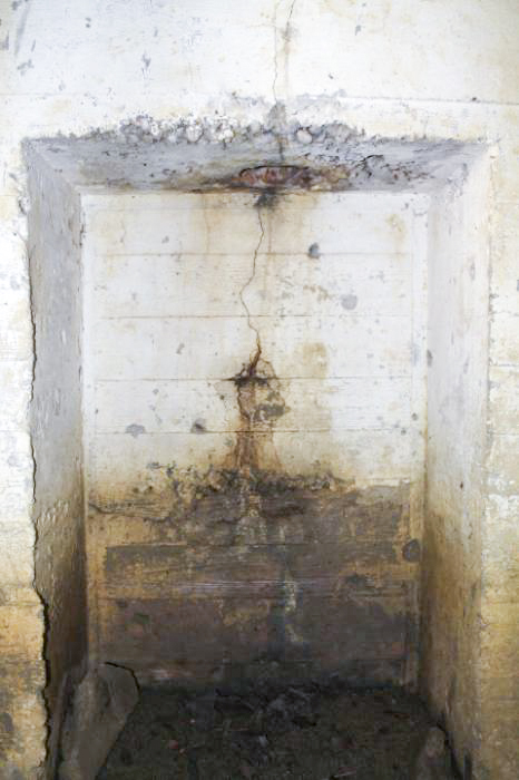 Ligne Maginot - LA BOMBACH - (Central téléphonique isolé) - Niche prévue pour un fourneau à charbon avec évacuation en partie haute - Christian LENHARD