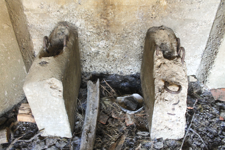 Ligne Maginot - MERRENBAND 2 - (Blockhaus pour canon) - Les socles pour le canon
On voit bien les évidements pour les roues du canon - Christian LENHARD