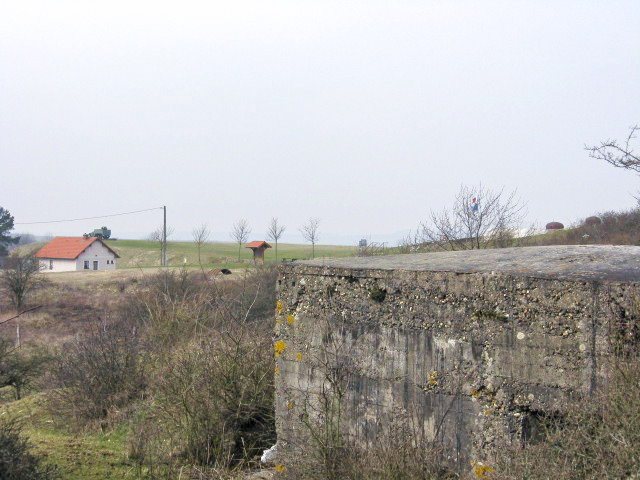 Ligne Maginot - MERRENRIED 1 - (Blockhaus pour canon) - Vue vers le bloc 2 du PO de Rohrbach - Christian LENHARD