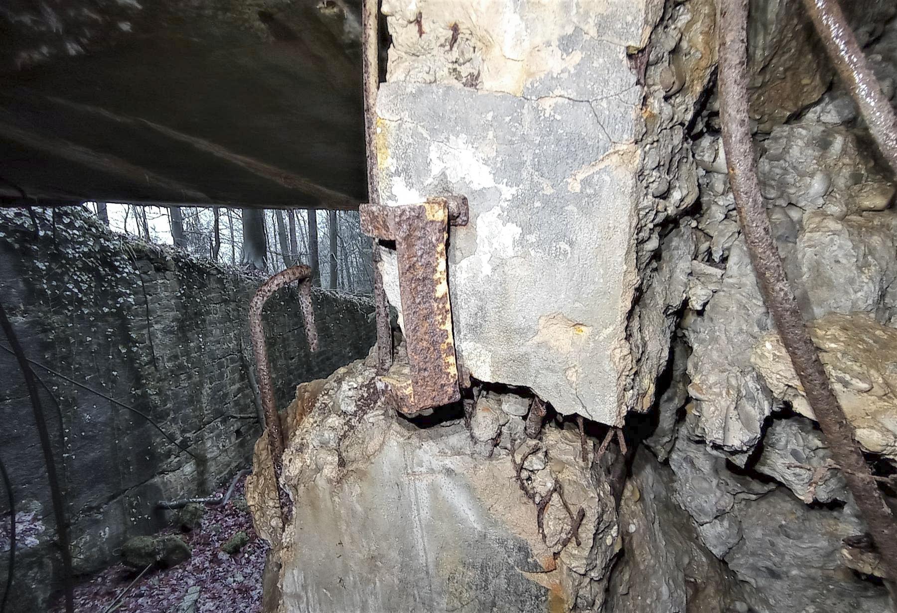 Ligne Maginot - HOCHWALD C2 - (Casemate d'infanterie) - Le support de la pompe de parage pour canon de 37 mm Antichar - Baptiste GAUDIN