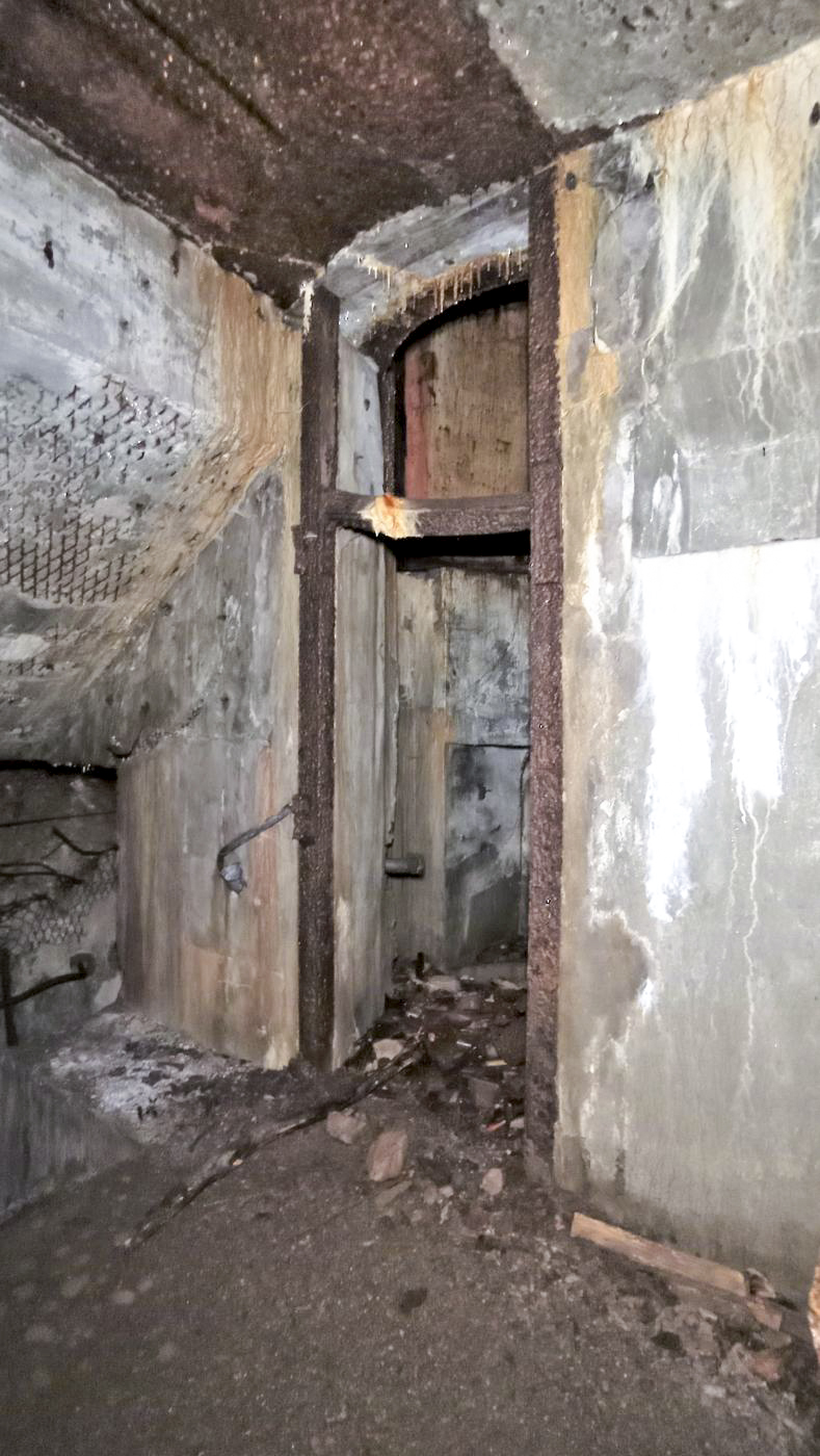 Ligne Maginot - HOCHWALD C2 - (Casemate d'infanterie) - L'entrée du puits de la cloche JM - Baptiste GAUDIN