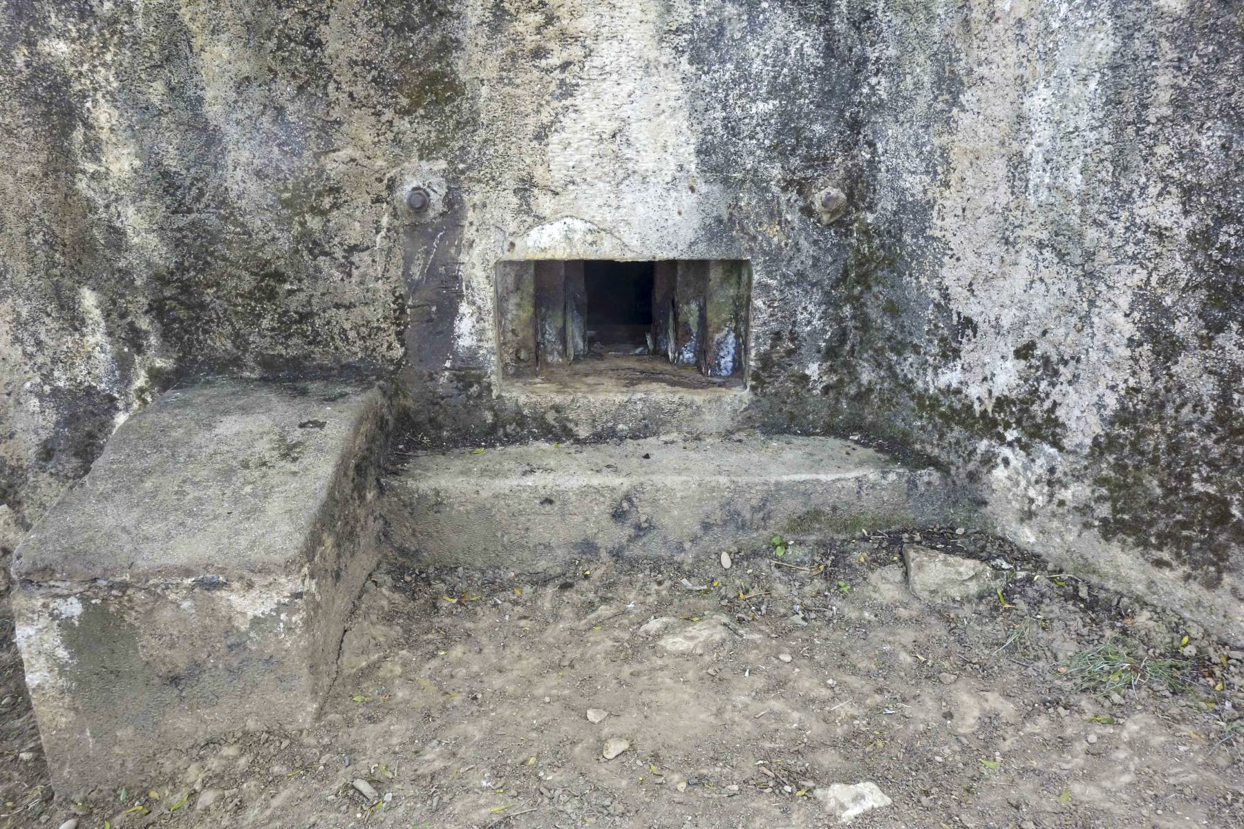 Ligne Maginot - CB316 - BROMMELSBERG SUD - (Blockhaus pour arme infanterie) - Vue rapprochée du créneau pour mitrailleuse - Michel Teiten
