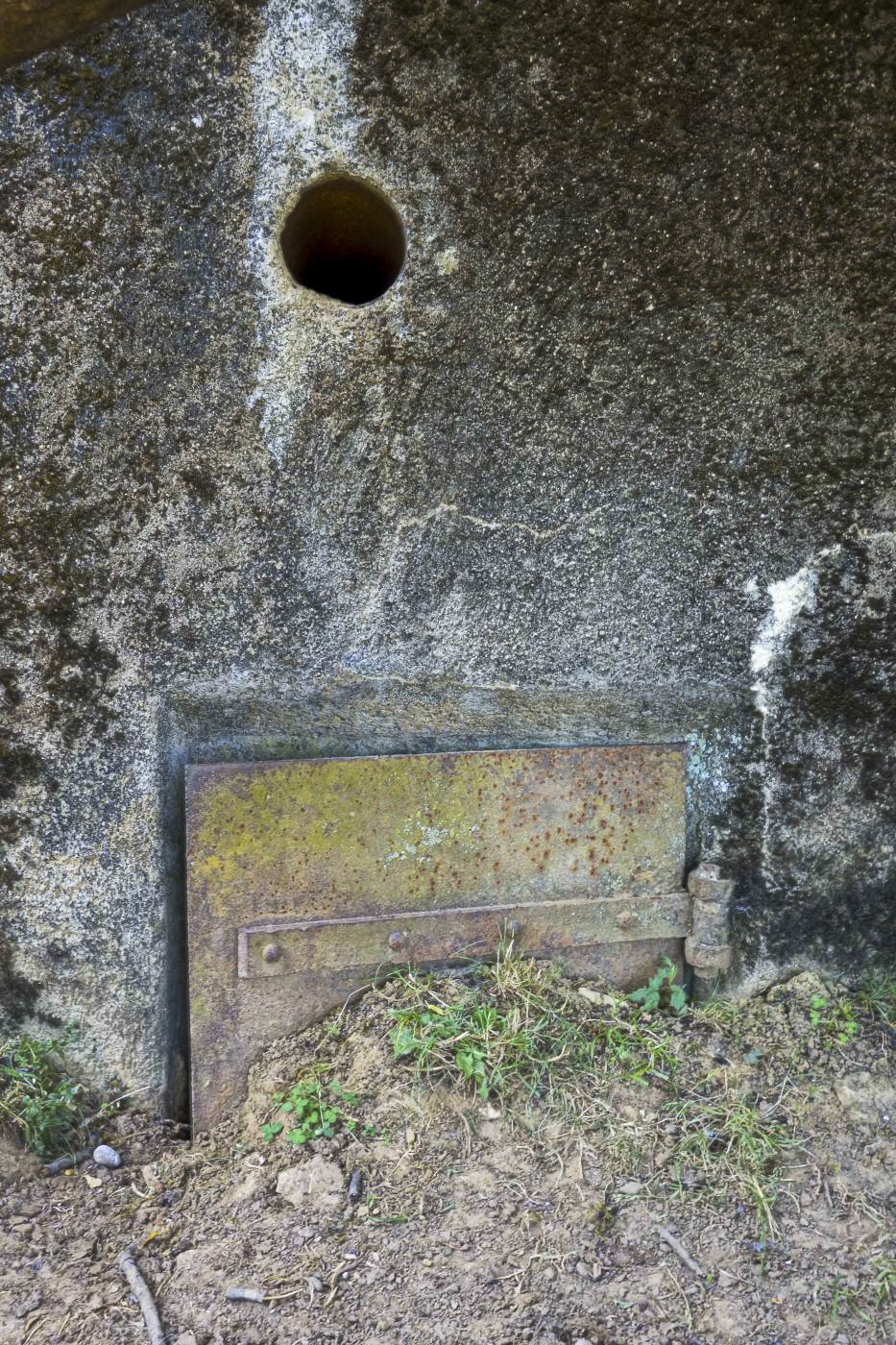 Ligne Maginot - CB316 - BROMMELSBERG SUD - (Blockhaus pour arme infanterie) - Entrée du blockhaus, presque entièrement comblée. Noter l'orifice de la goulotte pour grenades de défense rapprochée. - Michel Teiten