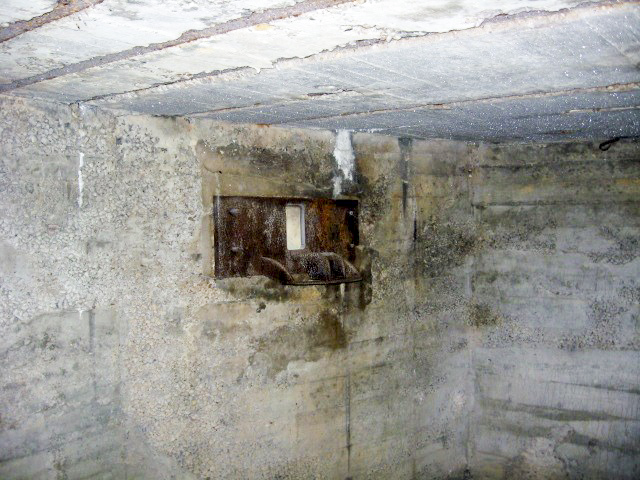 Ligne Maginot - OLFERDINGER 1 - (Blockhaus pour canon) - Le créneau mitrailleuse
Doté d'une plaque de blindage type N - Christian LENHARD