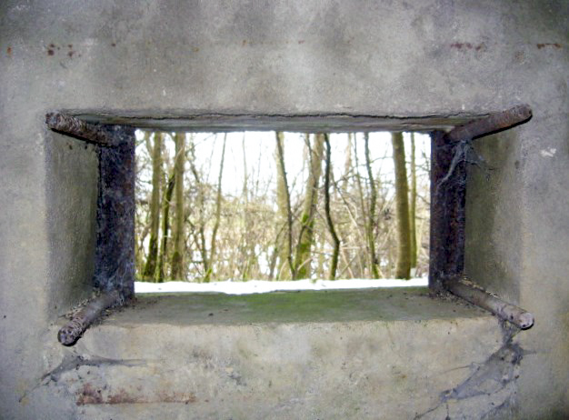 Ligne Maginot - OLFERDINGER 3 - (Blockhaus pour arme infanterie) - Gros plan sur une embrasure
Les tiges filetées servent à fixer le bouclier de protection. - Christian LENHARD