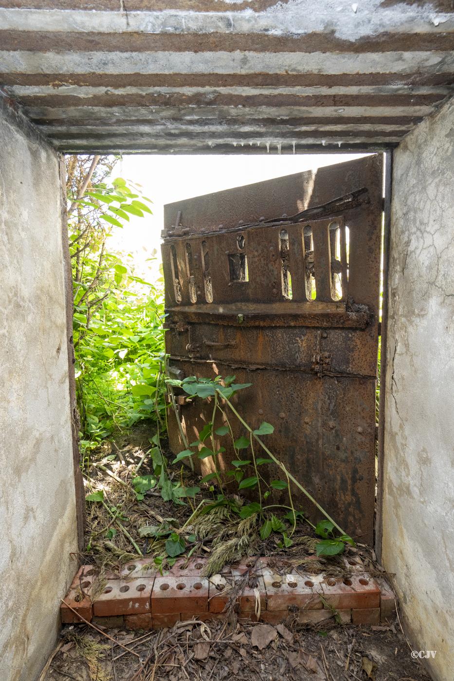 Ligne Maginot - B287 - GRIMONPONT SUD - (Blockhaus pour canon) - La porte - Lia VERMEULEN