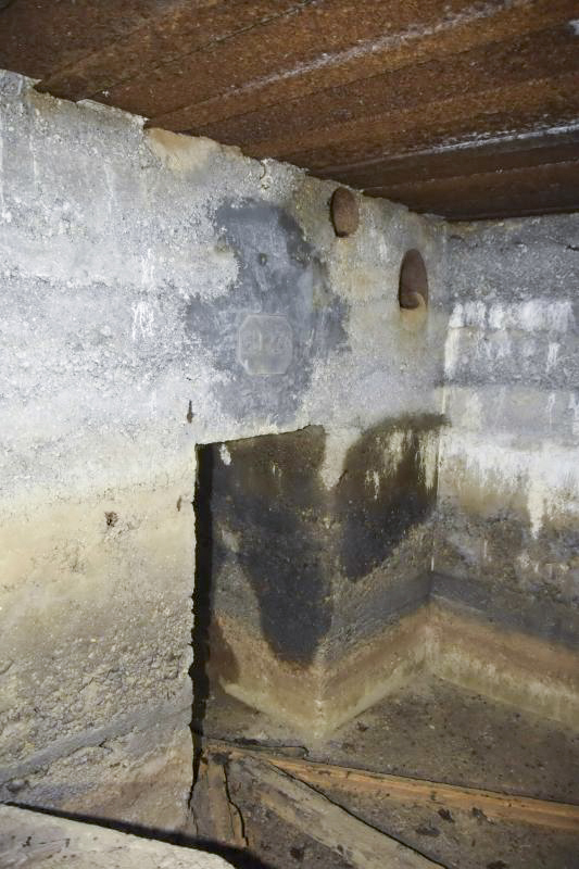 Ligne Maginot - CB226 - BOIS DE CATTENOM 02 - (Blockhaus pour arme infanterie) - Intérieur du blockhaus
Vu de l'entrée et au-dessus le cartouche CB 226 - D.Froehly