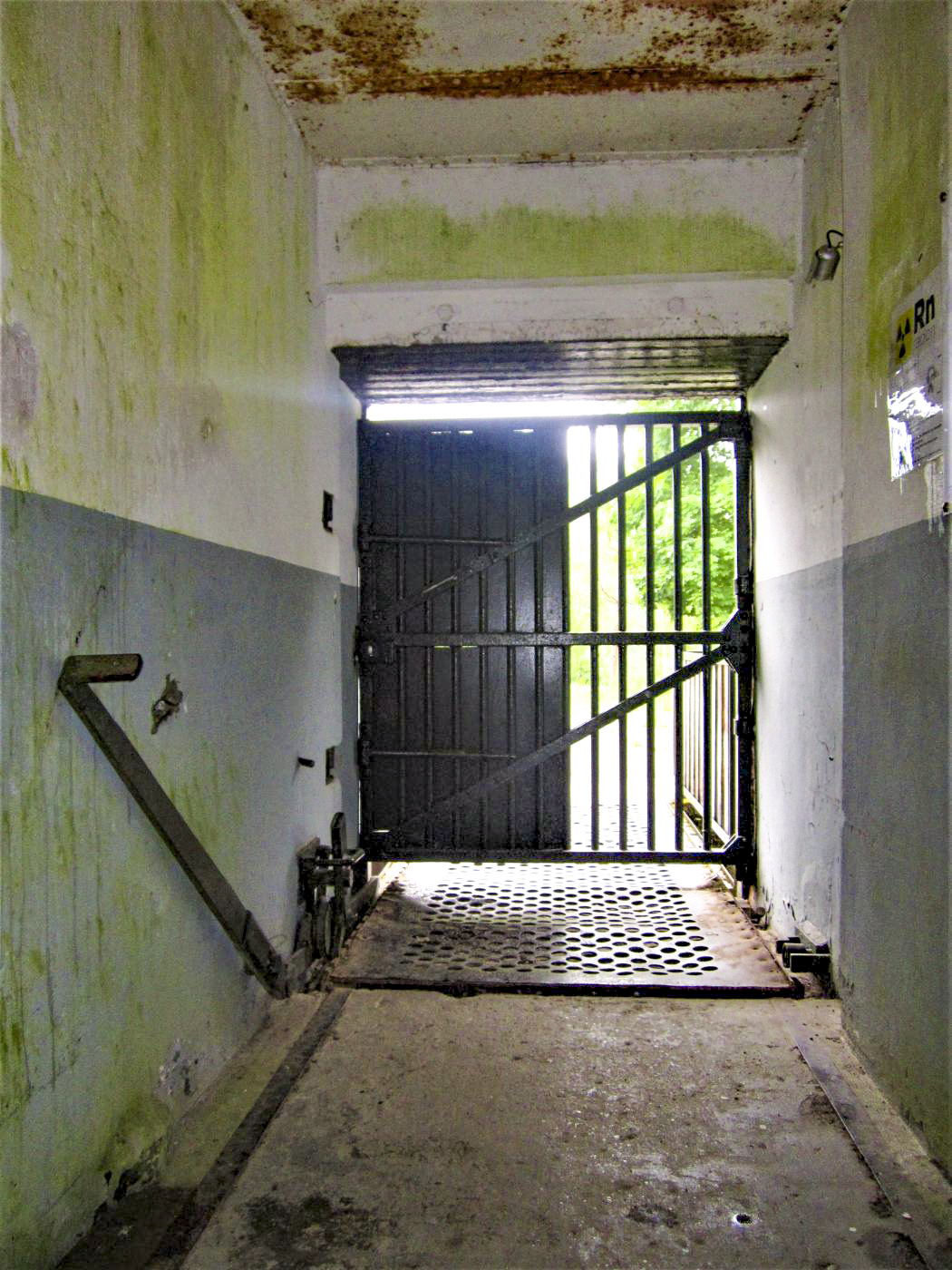 Ligne Maginot - FOUR A CHAUX - FAC - (Ouvrage d'artillerie) - Entrée des hommes
Grille et passerelle amovible - Gregory Fuchs