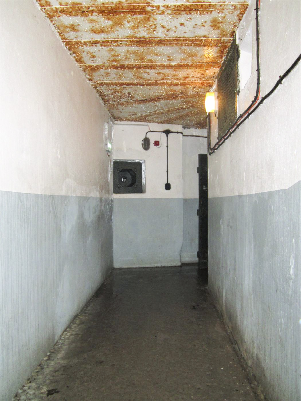Ligne Maginot - FOUR A CHAUX - FAC - (Ouvrage d'artillerie) - Entrée des hommes
Créneau FM de défense intérieur - Gregory Fuchs