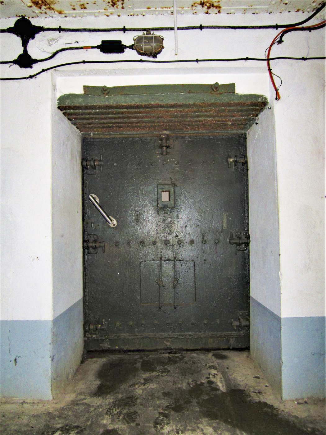 Ligne Maginot - FOUR A CHAUX - FAC - (Ouvrage d'artillerie) - Entrée des hommes
Porte blindée - Gregory Fuchs