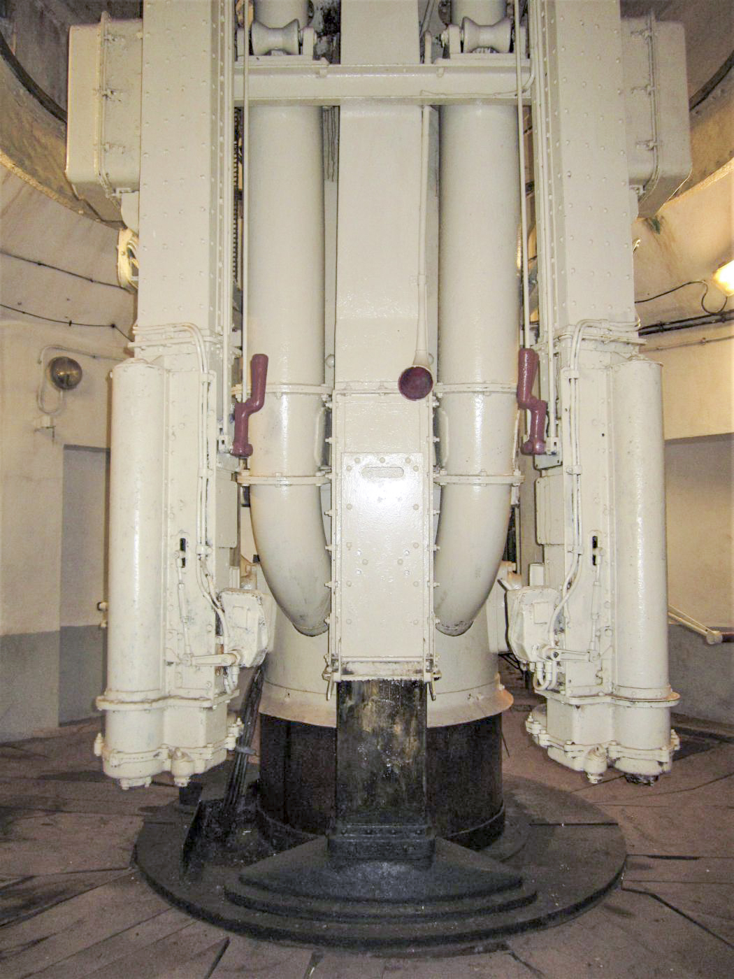 Ligne Maginot - FOUR A CHAUX - FAC - (Ouvrage d'artillerie) - Bloc 2
Etage intermédiaire de la tourelle de 75
L'axe pivot et les norias d'approvisionnement - Gregory Fuchs
