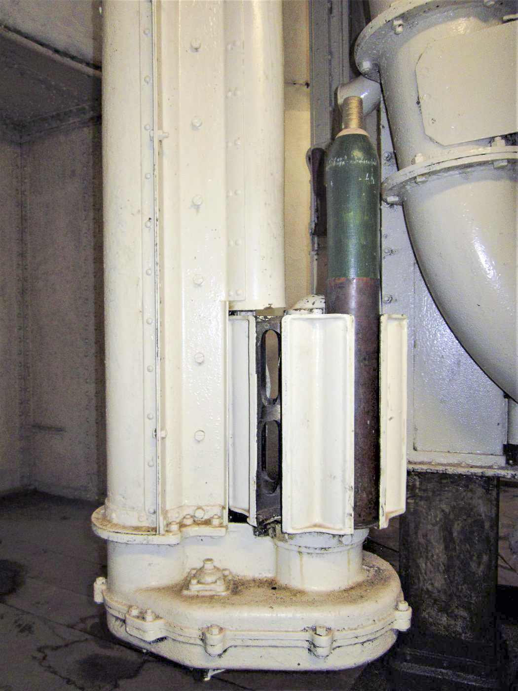 Ligne Maginot - FOUR A CHAUX - FAC - (Ouvrage d'artillerie) - Bloc 2
Etage intermédiaire de la tourelle de 75
Noria d'approvisionnement - Gregory Fuchs