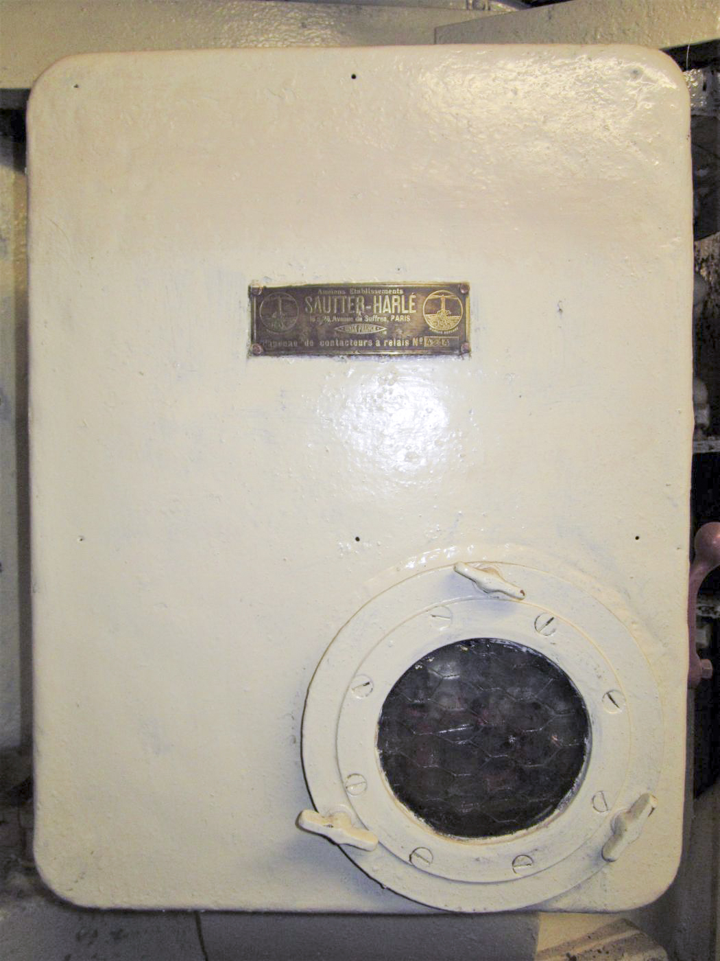 Ligne Maginot - FOUR A CHAUX - FAC - (Ouvrage d'artillerie) - Bloc 2
Etage intermédiaire de la tourelle de 75
Panneau de contacteurs à relais - Gregory Fuchs