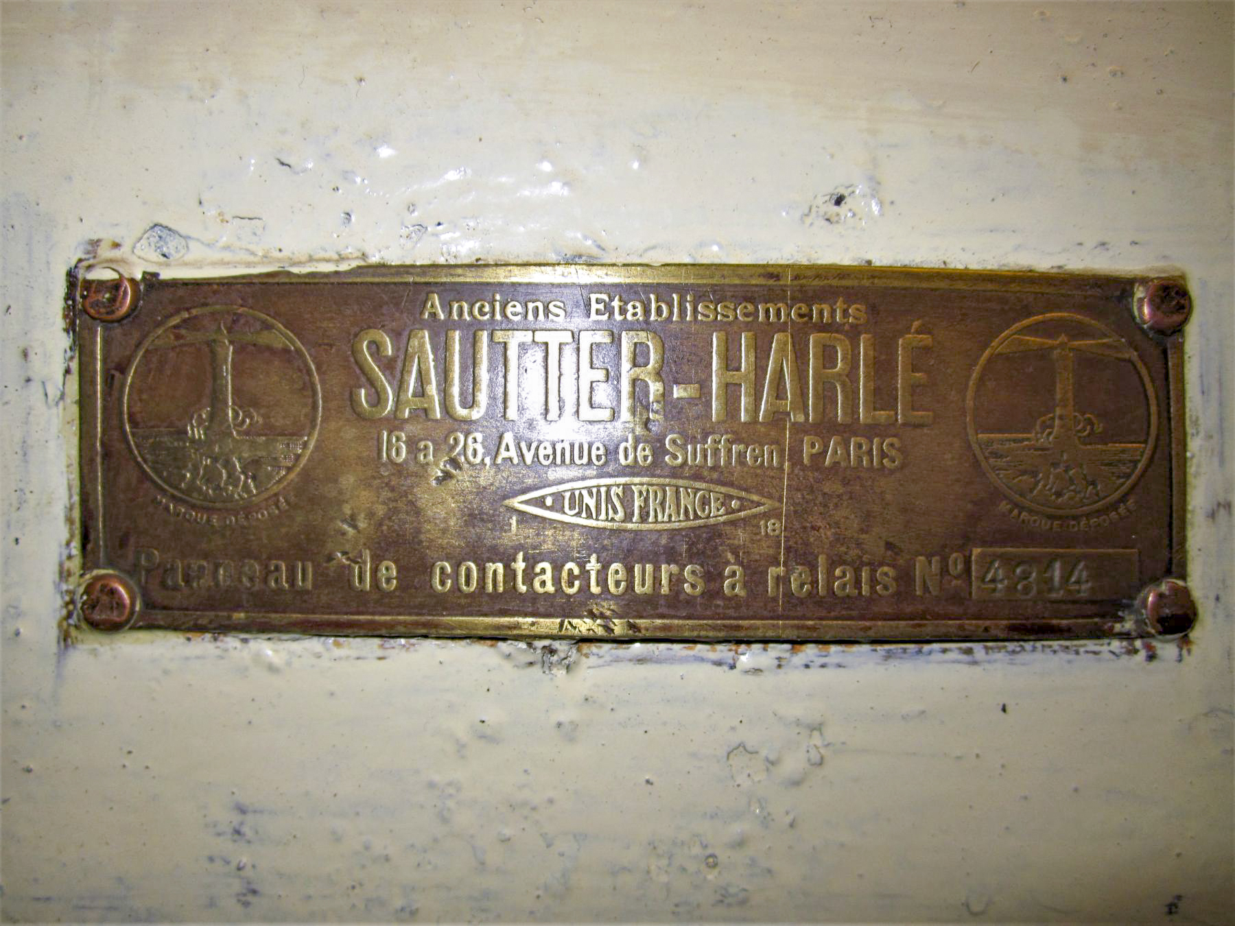 Ligne Maginot - FOUR A CHAUX - FAC - (Ouvrage d'artillerie) - Bloc 2
Etage intermédiaire de la tourelle de 75
Panneau de contacteurs à relais - Gregory Fuchs