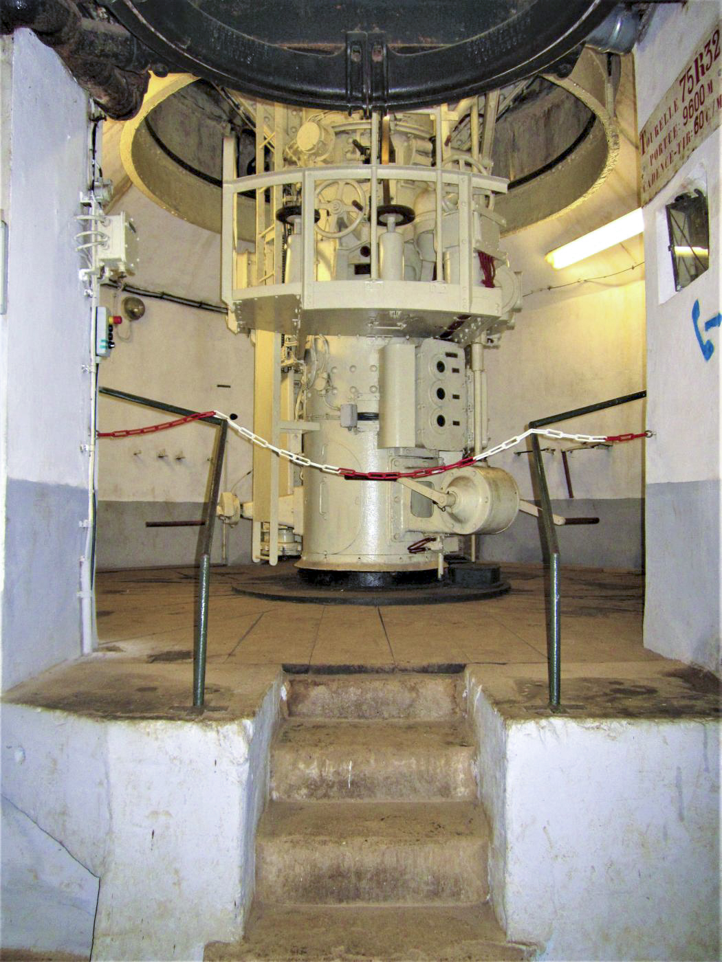 Ligne Maginot - FOUR A CHAUX - FAC - (Ouvrage d'artillerie) - Bloc 2
Etage intermédiaire de la tourelle de 75
le monorail Tourtellier est visible en haut de la photo - Gregory Fuchs