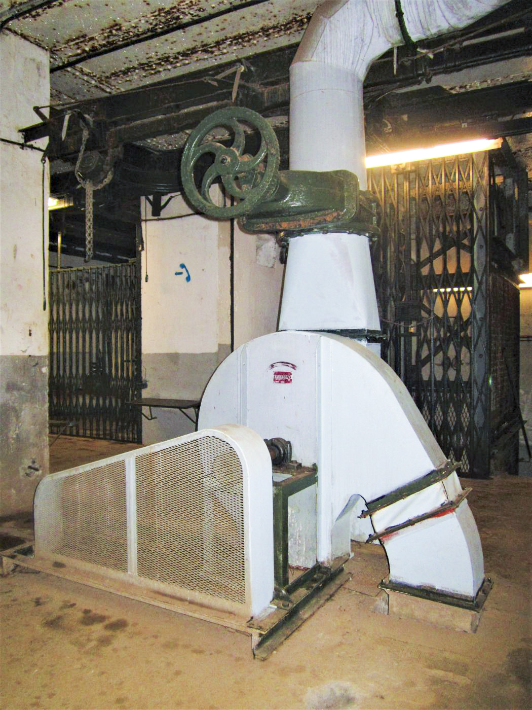 Ligne Maginot - FOUR A CHAUX - FAC - (Ouvrage d'artillerie) - Bloc 2
Etage intermédiaire de la tourelle de 75
Ventilateur - Gregory Fuchs