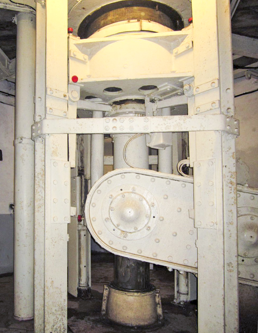 Ligne Maginot - FOUR A CHAUX - FAC - (Ouvrage d'artillerie) - Bloc 2
Etage inférieur de la tourelle de 75
Axe pivot et balancier - Gregory Fuchs