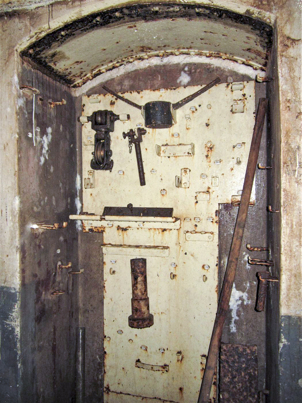 Ligne Maginot - FOUR A CHAUX - FAC - (Ouvrage d'artillerie) - Bloc 2
Etage inférieur de la tourelle de 75
Niche à outils - Gregory Fuchs