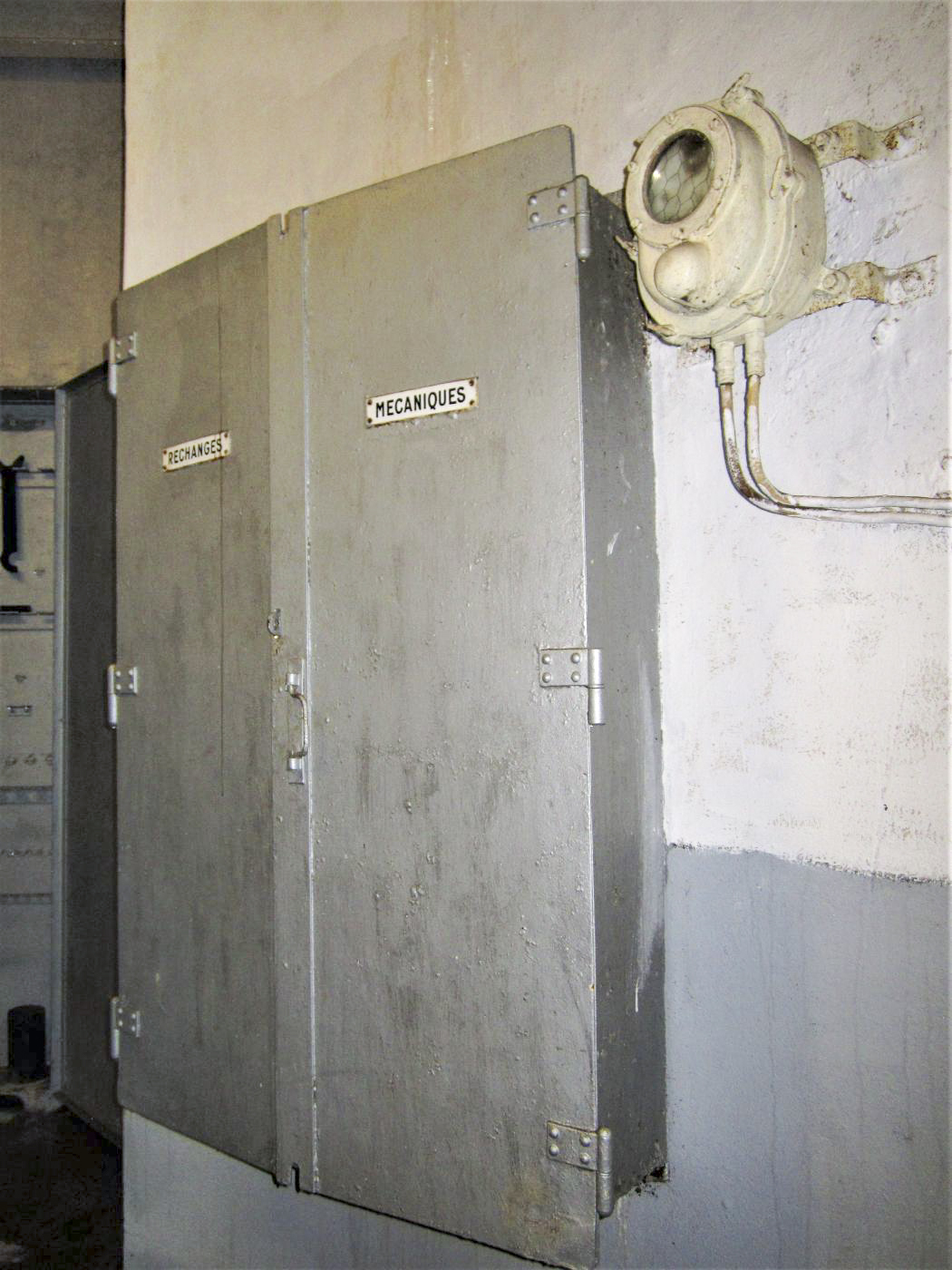 Ligne Maginot - FOUR A CHAUX - FAC - (Ouvrage d'artillerie) - Bloc 2
Etage inférieur de la tourelle de 75
Armoire des pièces de rechange - Gregory Fuchs
