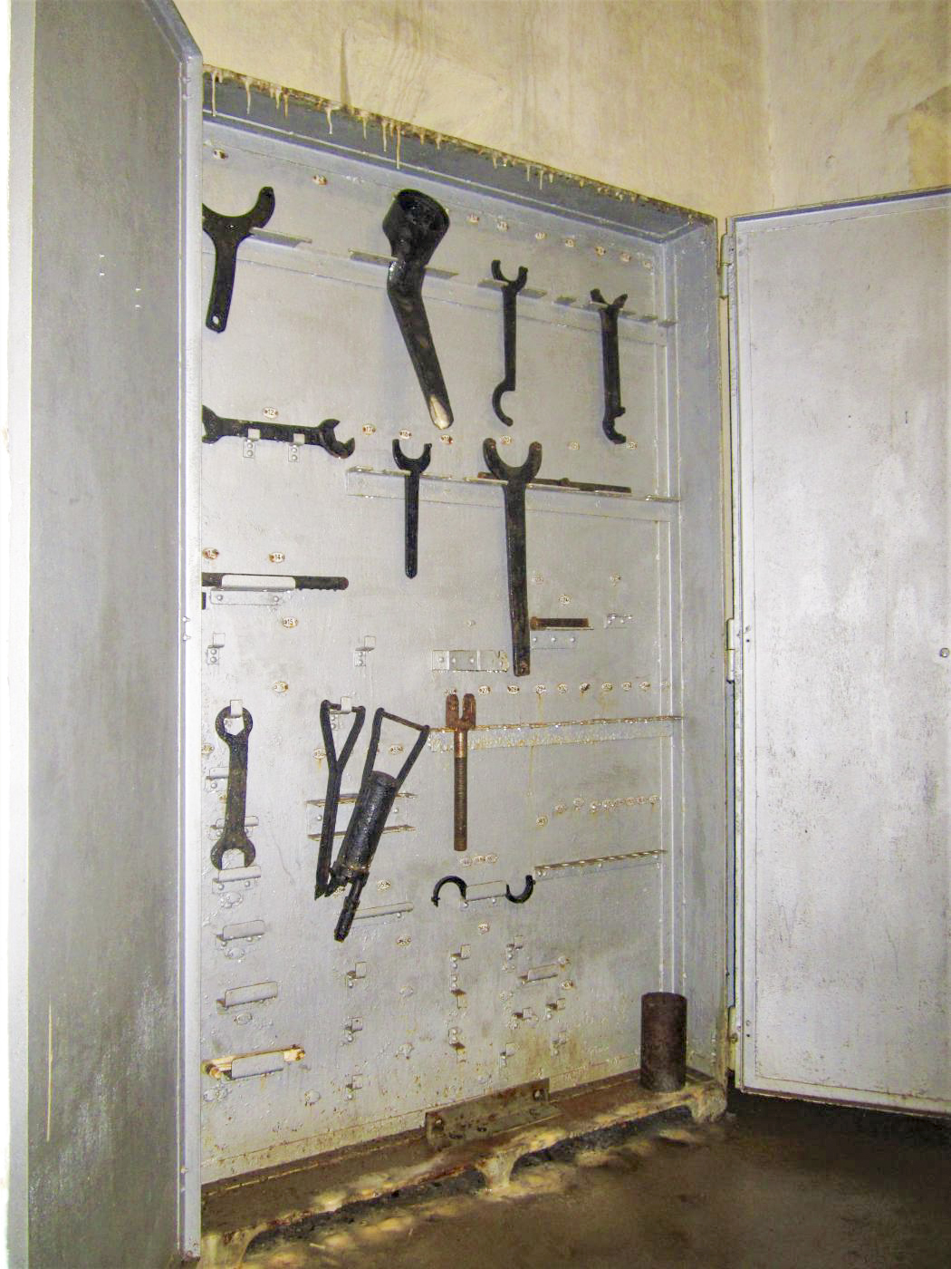 Ligne Maginot - FOUR A CHAUX - FAC - (Ouvrage d'artillerie) - Bloc 2
Etage inférieur de la tourelle de 75
Armoire à outils - Gregory Fuchs