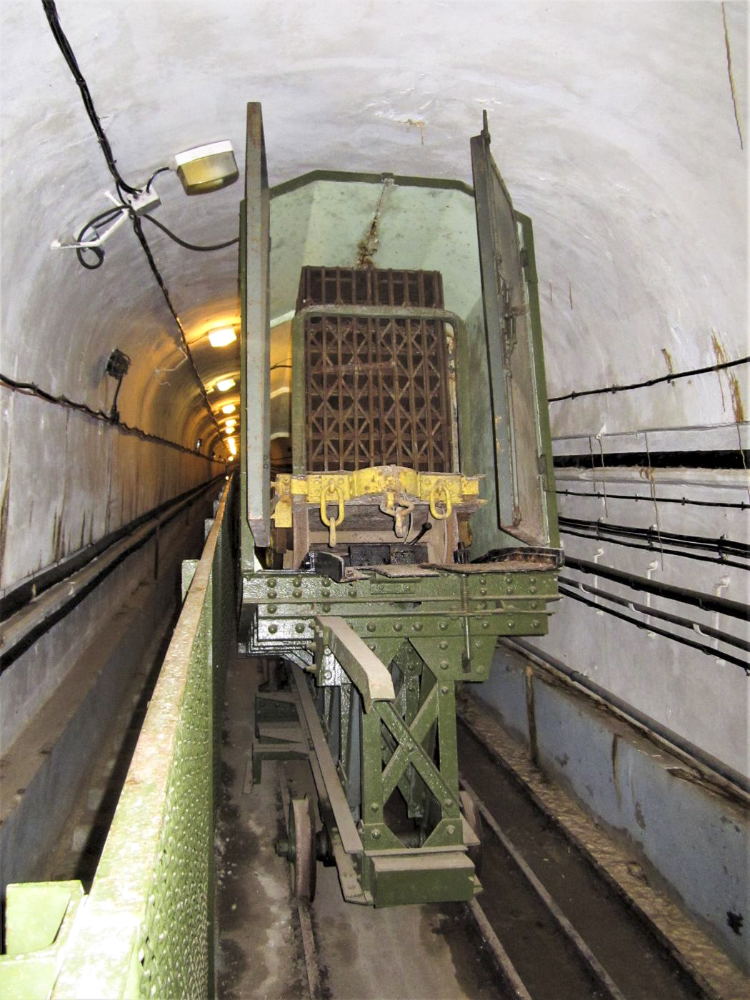 Ligne Maginot - FOUR A CHAUX - FAC - (Ouvrage d'artillerie) - Plan incliné
Monte-wagonnet chargé - Gregory Fuchs