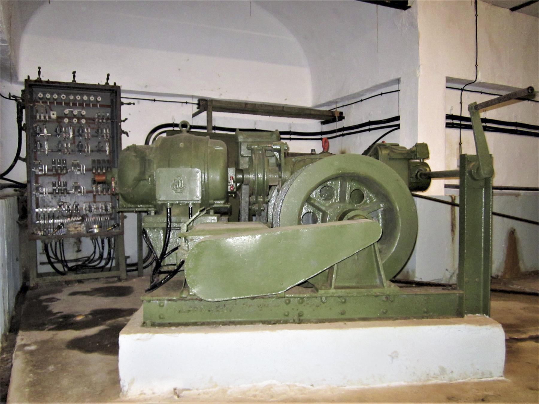 Ligne Maginot - FOUR A CHAUX - FAC - (Ouvrage d'artillerie) - Plan incliné
Treuil du monte-wagonnet - Gregory Fuchs