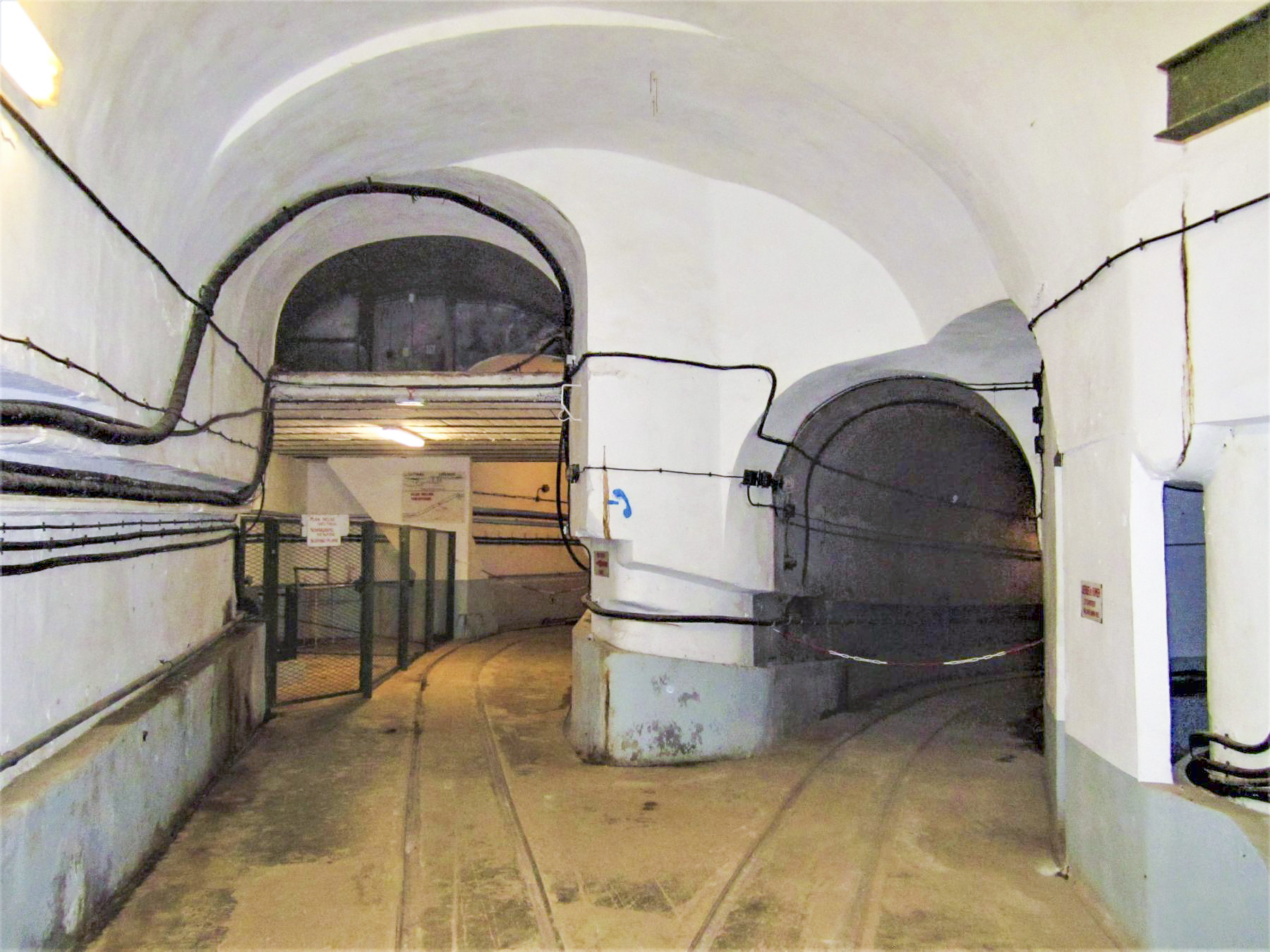 Ligne Maginot - FOUR A CHAUX - FAC - (Ouvrage d'artillerie) - Accès au plan incliné avec à gauche le local du treuil
A droite la galerie du magasin aux artifices - Gregory Fuchs