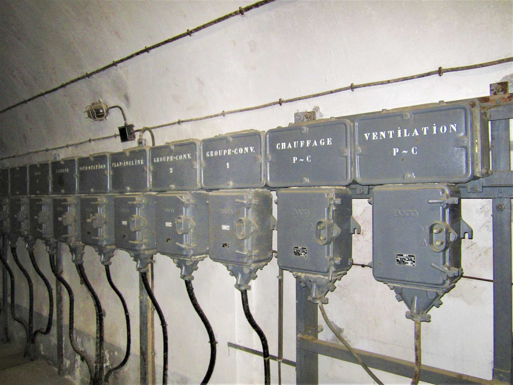 Ligne Maginot - FOUR A CHAUX - FAC - (Ouvrage d'artillerie) - Sous-station électrique
Tableau de distibution - Gregory Fuchs