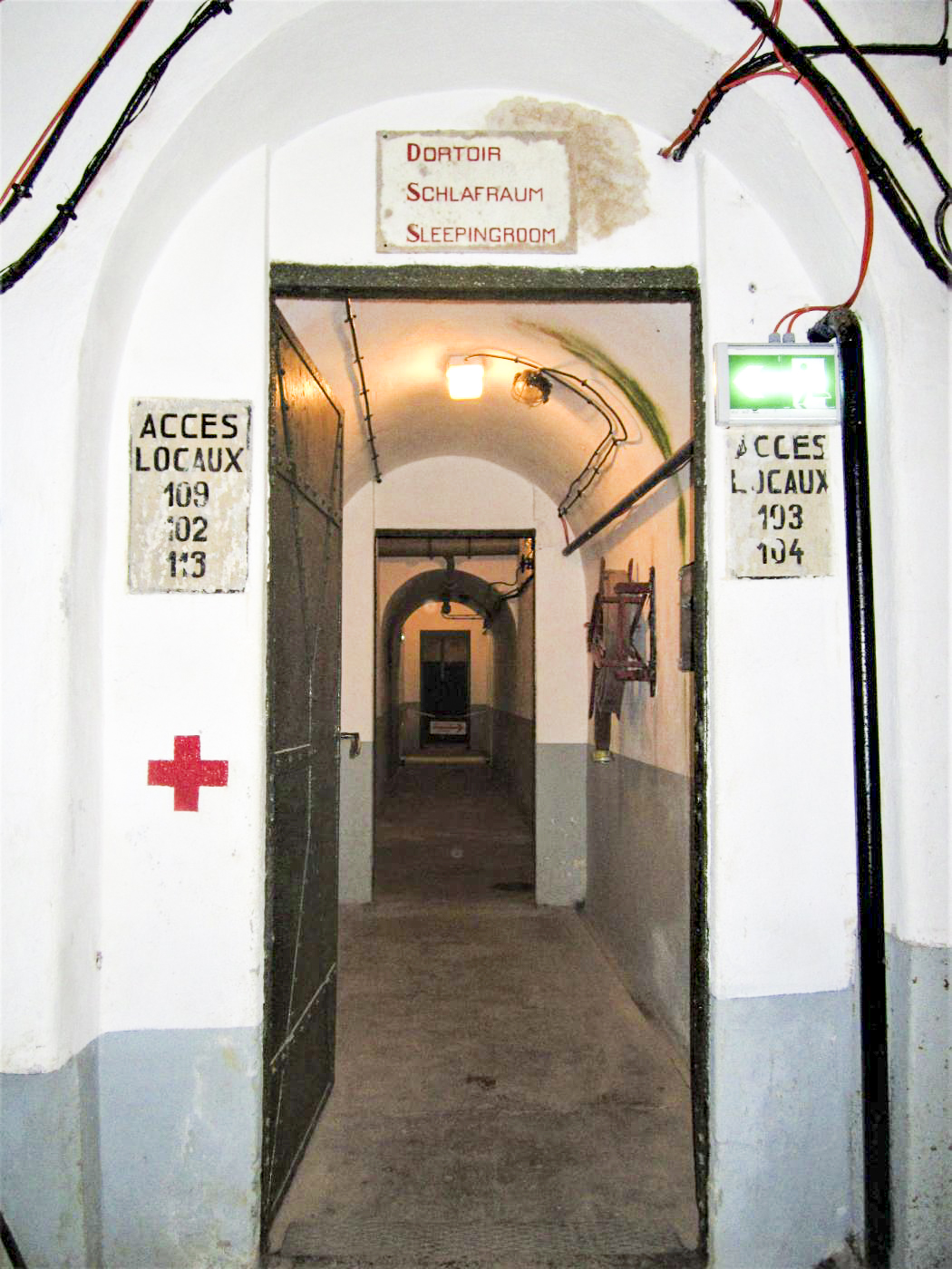 Ligne Maginot - FOUR A CHAUX - FAC - (Ouvrage d'artillerie) - Caserne
Accès au dortoir et à l'infirmerie - Gregory Fuchs