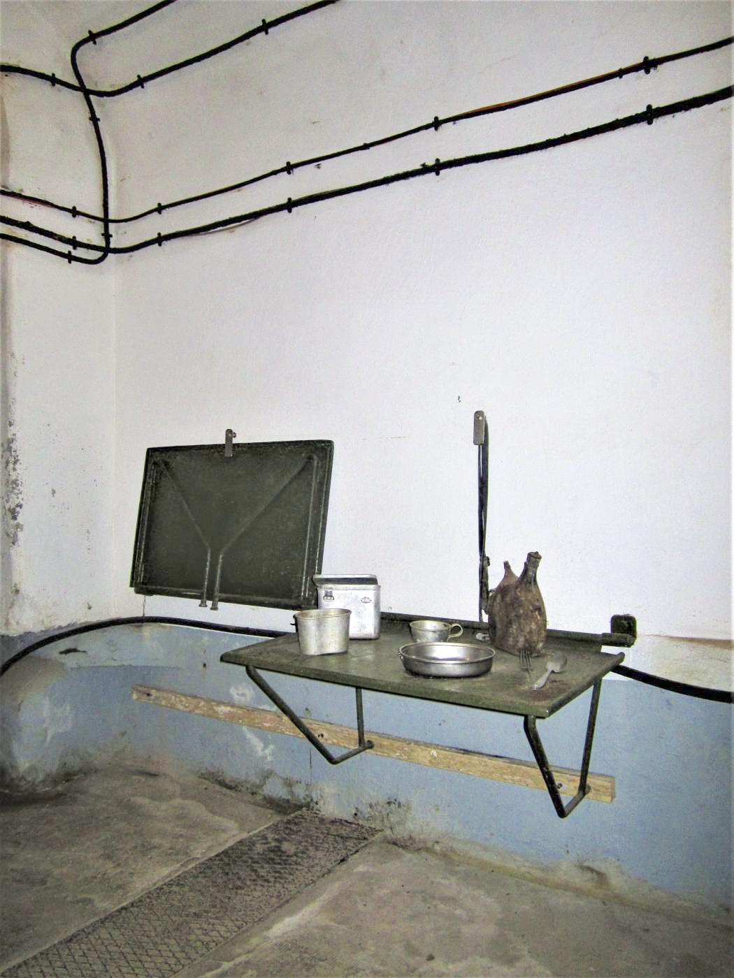 Ligne Maginot - FOUR A CHAUX - FAC - (Ouvrage d'artillerie) - Tablettes rabattables dans la galerie servant de réfectoire - Gregory Fuchs